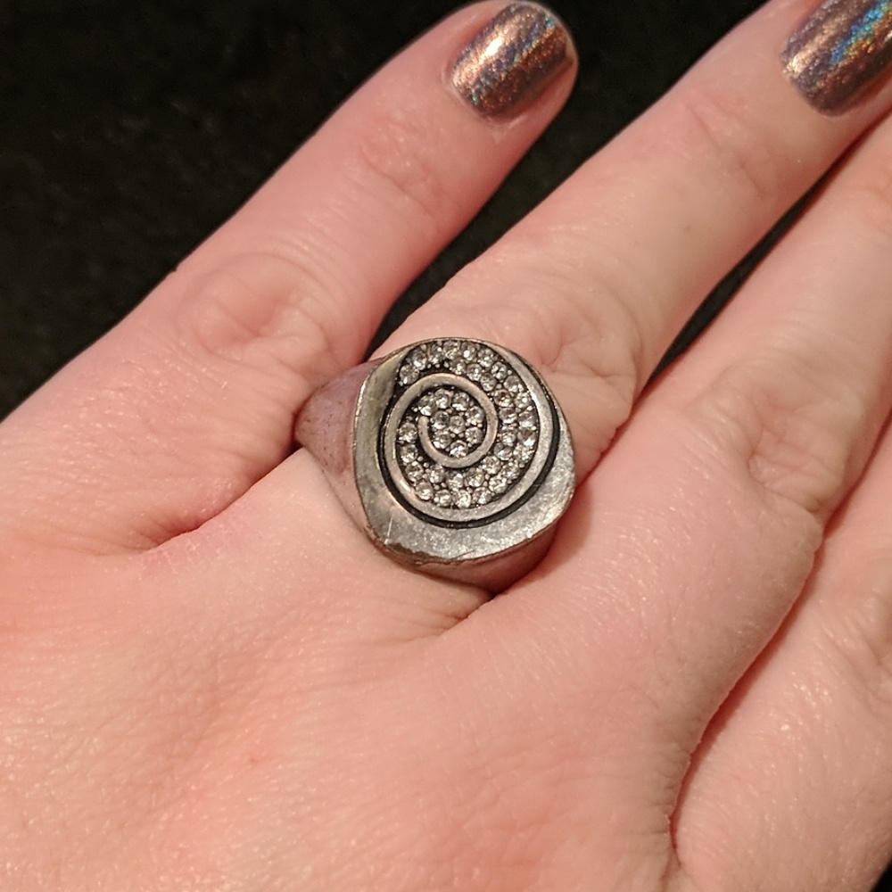 Premier swirl design ring
